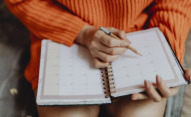 mujer organizando su agenda y horarios