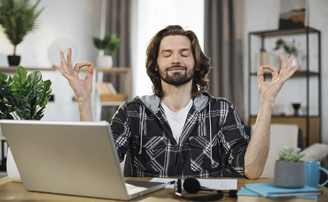 hombre meditando en el trabajo