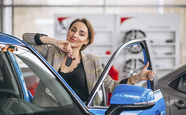 Persona de más de 40 años con un auto nuevo