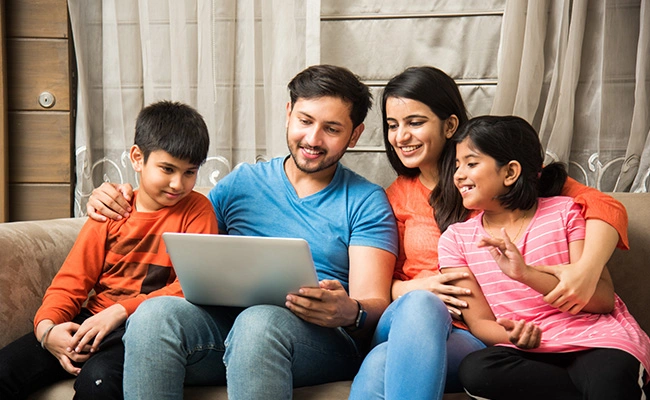 familia latina realizando una videollamada