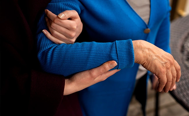 cuidador de ancianos asistiendo a una persona mayor para caminar