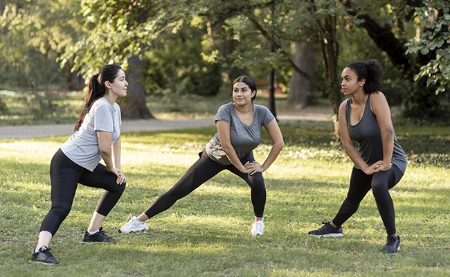 personas realizando calistenia al aire libre