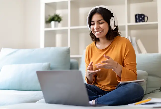 joven latina estudiando en linea desde su hogar