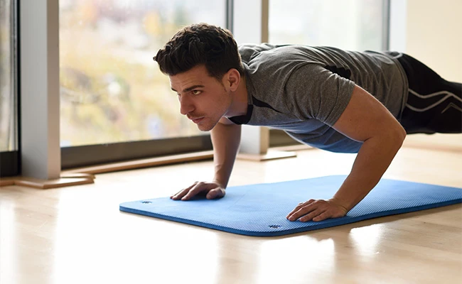 hombre realizando plancha abdominal