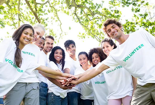 jovenes participando de un programa de voluntariado