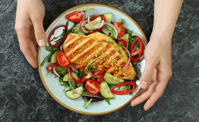 plato de proteina y verduras para ejercitar calistenia