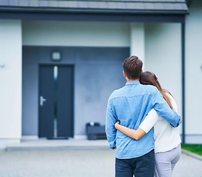 pareja observando su nueva casa