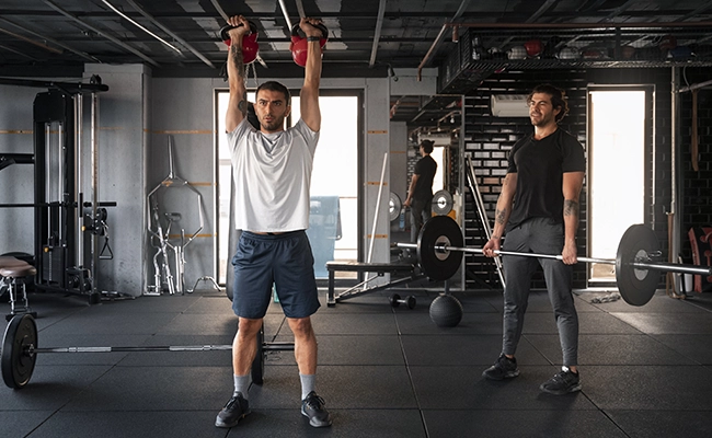 entrenador de calistenia en un gimnasio