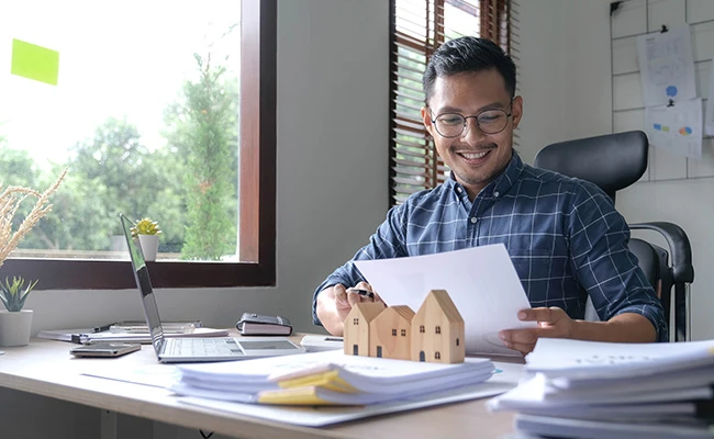 agente de real estate trabajando desde su hogar