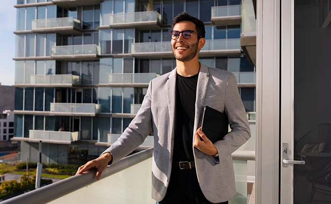 agente de real estate sonriendo por su crecimiento personal