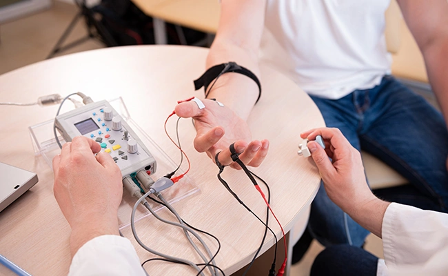 Médico revisando la salud cardiovascular de un paciente adolescente