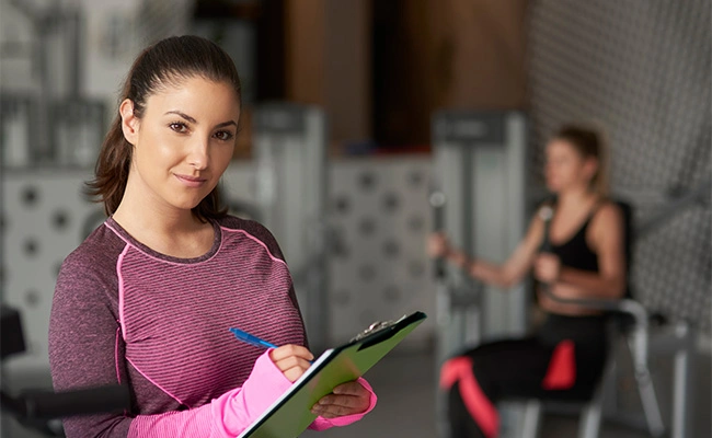 fitness coach latina en el gimnasio