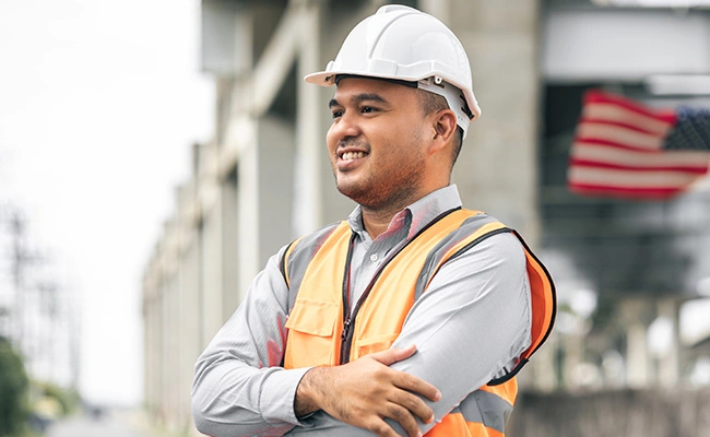 empleado latino en la obra