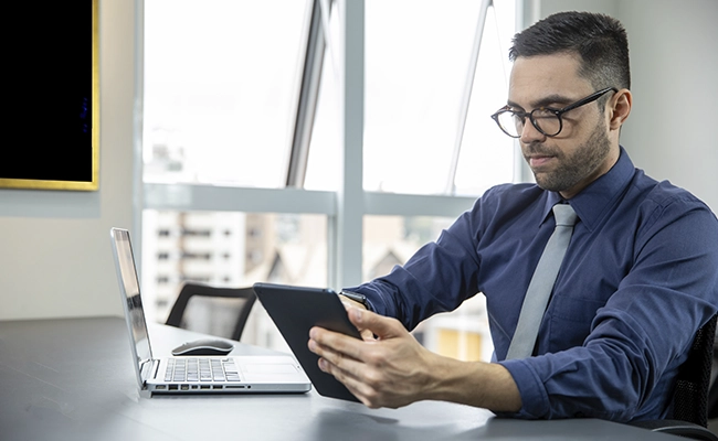 agente inmobiliario trabajando con su tablet