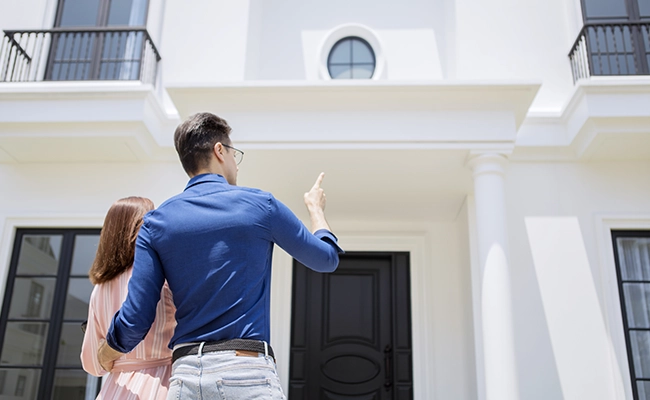 pareja mirando casas de un barrio